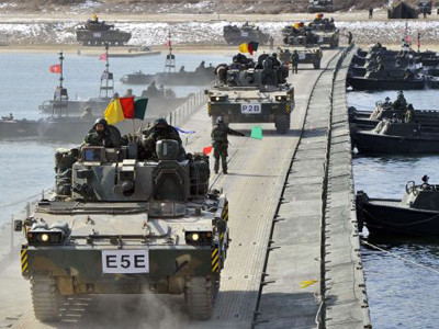 Xe bọc thép K-21 của Hàn Quốc qua sông trong cuộc diễn tập diễn ra trước đo, ngày 8-2-2012. Ảnh: Press TV