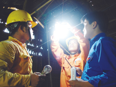 Cty điện lực Sóc Trăng phối hợp với Đoàn Thanh niên thay bóng đèn compact tiết kiệm điện cho người dân địa phương Ảnh: ĐD