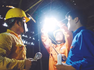 Cty điện lực Sóc Trăng phối hợp với Đoàn Thanh niên thay bóng đèn compact tiết kiệm điện cho người dân địa phương Ảnh: ĐD