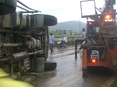 Lật xe tải giữa đường, Quốc lộ 1A ách tắc