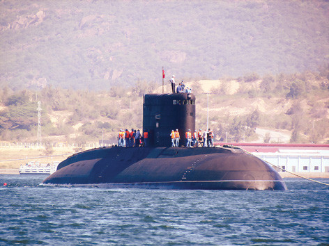 Cưỡi tàu cá 'đi săn' tàu ngầm