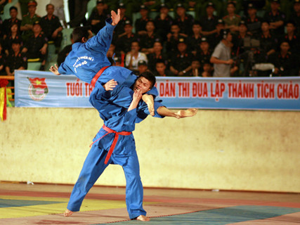 Chiến sĩ công an 'khoe' võ nghệ cao cường