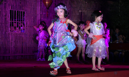 Mẫu 'nhí' diễn thời trang vui trung thu