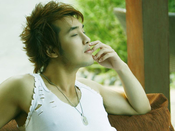 Ưng Hoàng Phúc: Nổi tiếng hay tai tiếng?