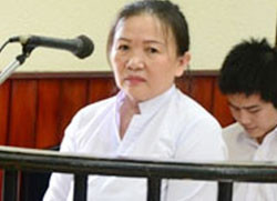 Nữ võ sư trùm quần lên đầu chánh án tại tòa