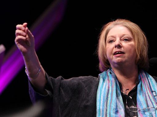 Chiến thắng này mang lại niềm vui bất ngờ lẫn hạnh phúc cho Mantel, bà nói: “Không ai cả, trừ tôi, hi vọng rằng mình đã chiến thắng tới lần hai. Nhưng không hẳn ai cũng không muốn chiến thắng”. Ảnh: Clara Molden.