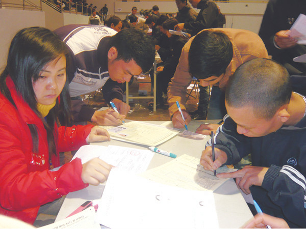 Đăng ký dự tuyển chờ cơ hội mới. Ảnh: P.C