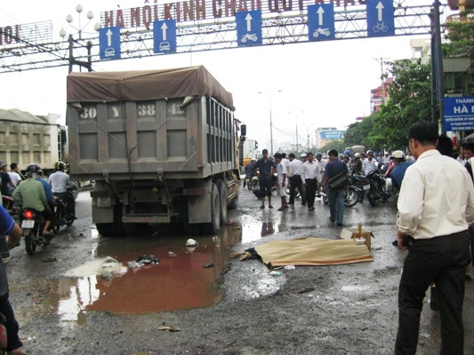 Hà Nội: Tránh ổ gà 3 mẹ con bị xe tải đâm chết