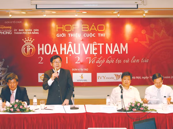 Trưởng ban Tổ chức giới thiệu Cuộc thi tại buổi họp báo Ảnh: Hồng Vĩnh