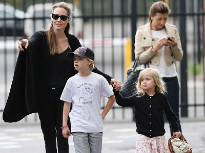 Angelina Jolie cũng chuộng mốt không nội y