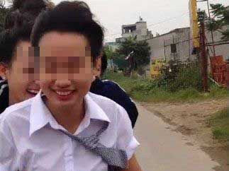 Nữ sinh kẹp 5, lạng lách, đánh võng trên đường