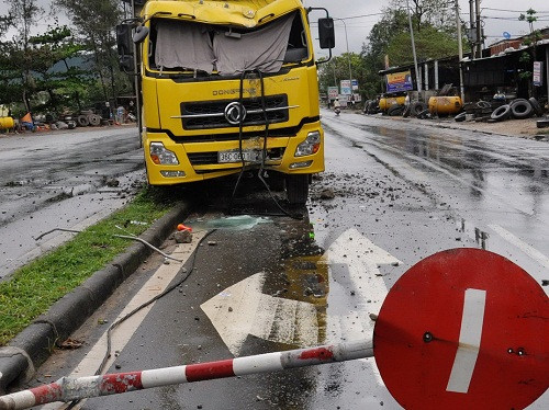 Tài xế ngủ gật, xe tải "hạ gục" cột đèn, trụ điện