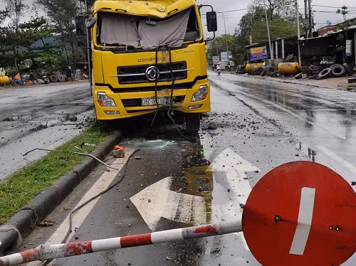 Tài xế ngủ gật, xe tải "hạ gục" cột đèn, trụ điện