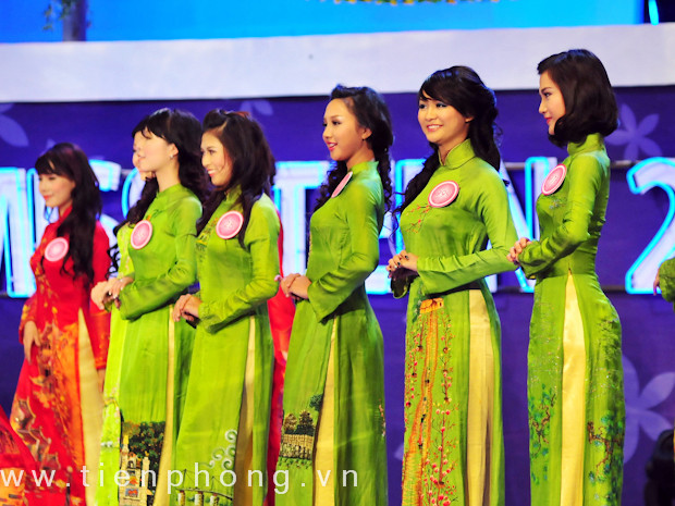Các Miss teen dịu dàng trong tà áo dài