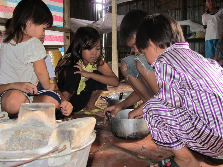 Sáu đứa trẻ mồ côi cần giúp đỡ