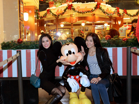 Hoa hậu châu Á tại Mỹ tươi như hoa dù mất túi nghìn đô