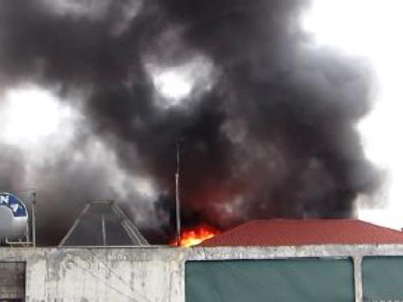 Cháy tòa nhà bốn tầng trên phố Khâm Thiên