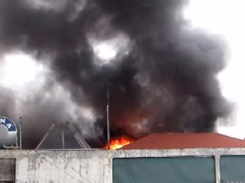 Cháy tòa nhà bốn tầng trên phố Khâm Thiên