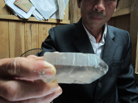 Đồi tan hoang vì đá quý, chính quyền bất lực