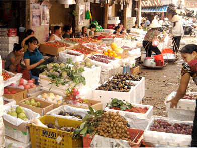 Rau quả Trung Quốc về VN đội giá 20 lần