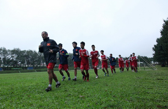 U19 Việt Nam đeo băng tang tưởng nhớ Tướng Giáp