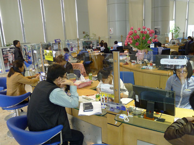 Giao dịch tại một ngân hàng thương mại. Ảnh: X.Phú