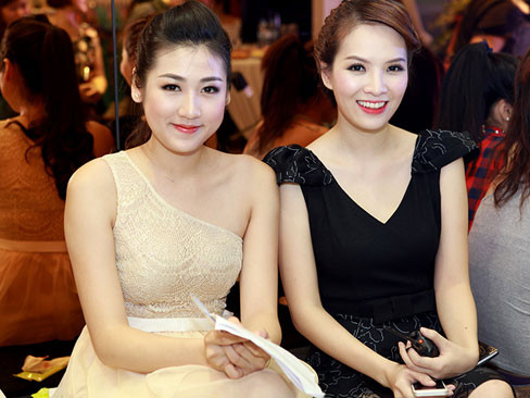 Á hậu Tú Anh học làm MC