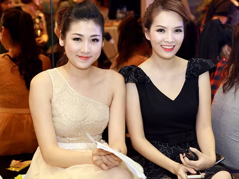 Á hậu Tú Anh học làm MC