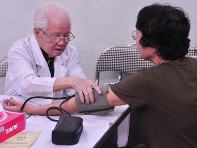 Phòng khám từ thiện của các bác sĩ tuổi 80