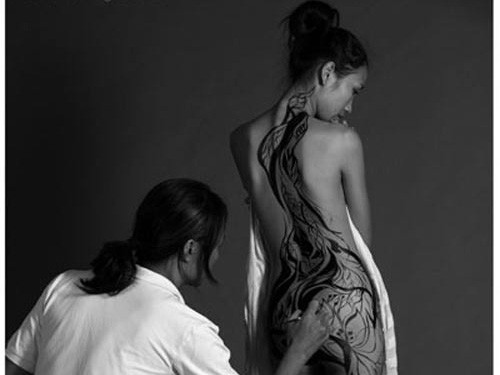 Cô gái sẵn sàng cởi đồ vì body painting