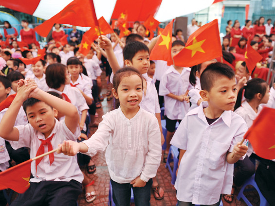 Học sinh khuyết tật hát Quốc ca... bằng tay trong lễ khai giảng