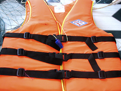 Buộc ngư dân phải mua áo phao giá đắt?