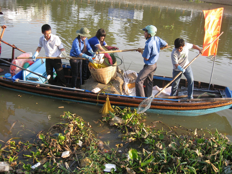 Bạn trẻ Cần Thơ Vớt rác trên sông. Ảnh: Thanh Tùng