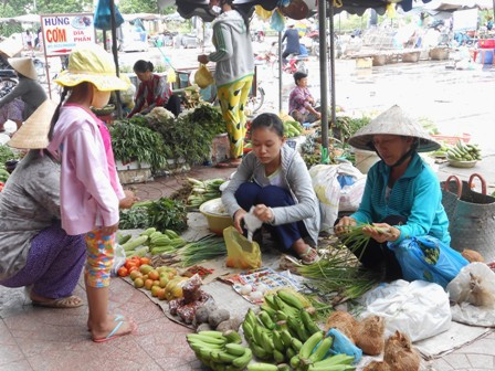 Nữ sinh bán rau với ước mơ giảng đường sắp vụt tắt