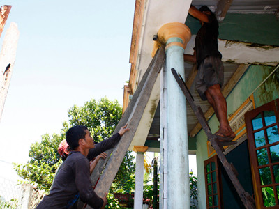 Người dân Bắc Trà My tự sửa nhà sau động đất tại khu vực thủy điện Sông Tranh 2