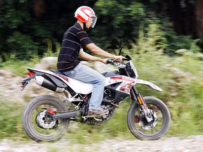Generic TR 125 SM – Cào cào Tây chạy phố Ta