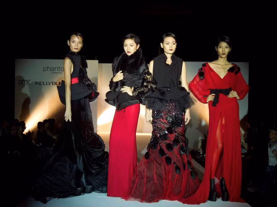 Top 4 VN's Next Top Model tự tin sải bước sàn diễn quốc tế