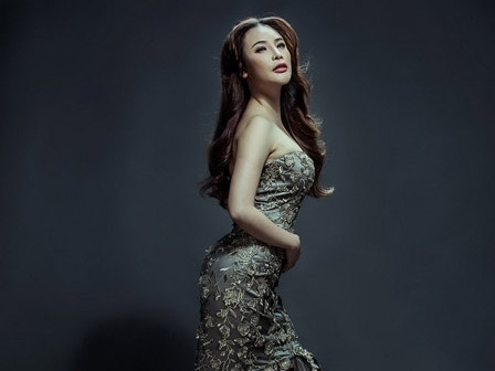 Hồ Quỳnh Hương kiêu sa với váy đuôi cá xám bạc