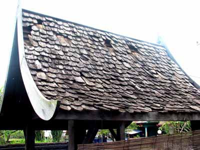 Viên ngói gỗ và những bàn tay