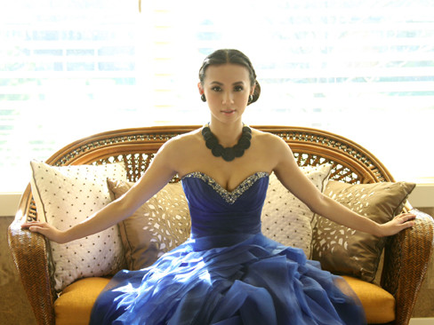 MC Huyền Ny cũng chạy theo 'mốt' khoe ngực