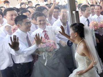 Thừa nam giới, các bà mẹ lo con ế vợ