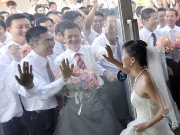 Thừa nam giới, các bà mẹ lo con ế vợ