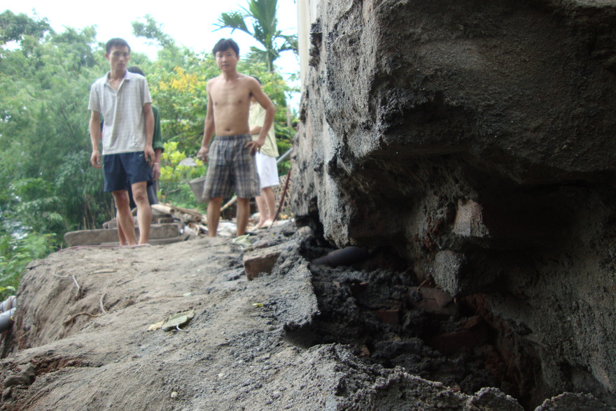 Căn nhà anh Phương đang chờ ụp xuống sông