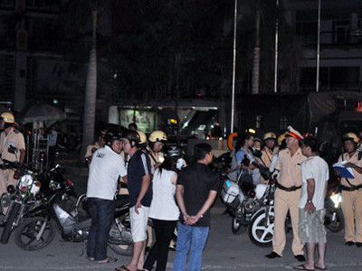 Nhiều 'ma men' quát nạt CSGT trước quán nhậu