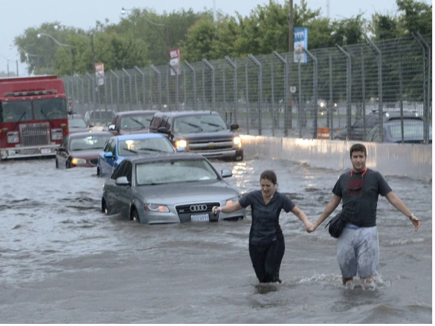 Giao thông ở Toronto bị tê liệt vì mưa lớn kỉ lục