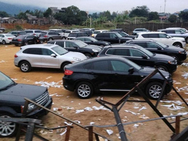 Tạm giữ nhiều ô tô siêu sang ở Móng Cái