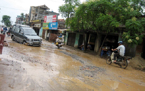 Tháng sáu thông xe 'con đường đau khổ'