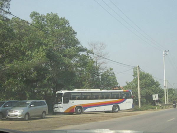 Ngày 11-1, nhóm nhà báo cùng các cán bộ hiện trường của ENV ghi nhận ít nhất một xe bus đưa khách du lịch Hàn Quốc tới trại gấu Đất Việt, thuộc Cty Đất Việt, tại thôn Cầu Trắng, xã Đại Yên, TP Hạ Long (nguồn ENV)