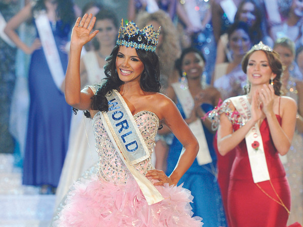 Đấu trường sắc đẹp năm qua: Vàng thau lẫn lộn