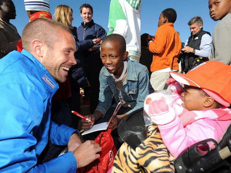 Cầu thủ Anh thăm trại trẻ mồ côi